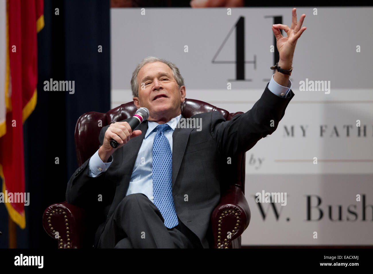 College Station, Texas, USA. 11. November 2014. Ehemaliger US-Präsident George W. Bush spricht über sein neues Buch "41 A Portrait meines Vaters" bei einem Buch-Event in der Bush-Bibliothek der Universität Texas A & M.  Bushs Vater, ehemaliger Präsident George H.W. Bush und Frau Barbara im Publikum waren. Bildnachweis: Bob Dämmrich/Alamy Live-Nachrichten Stockfoto