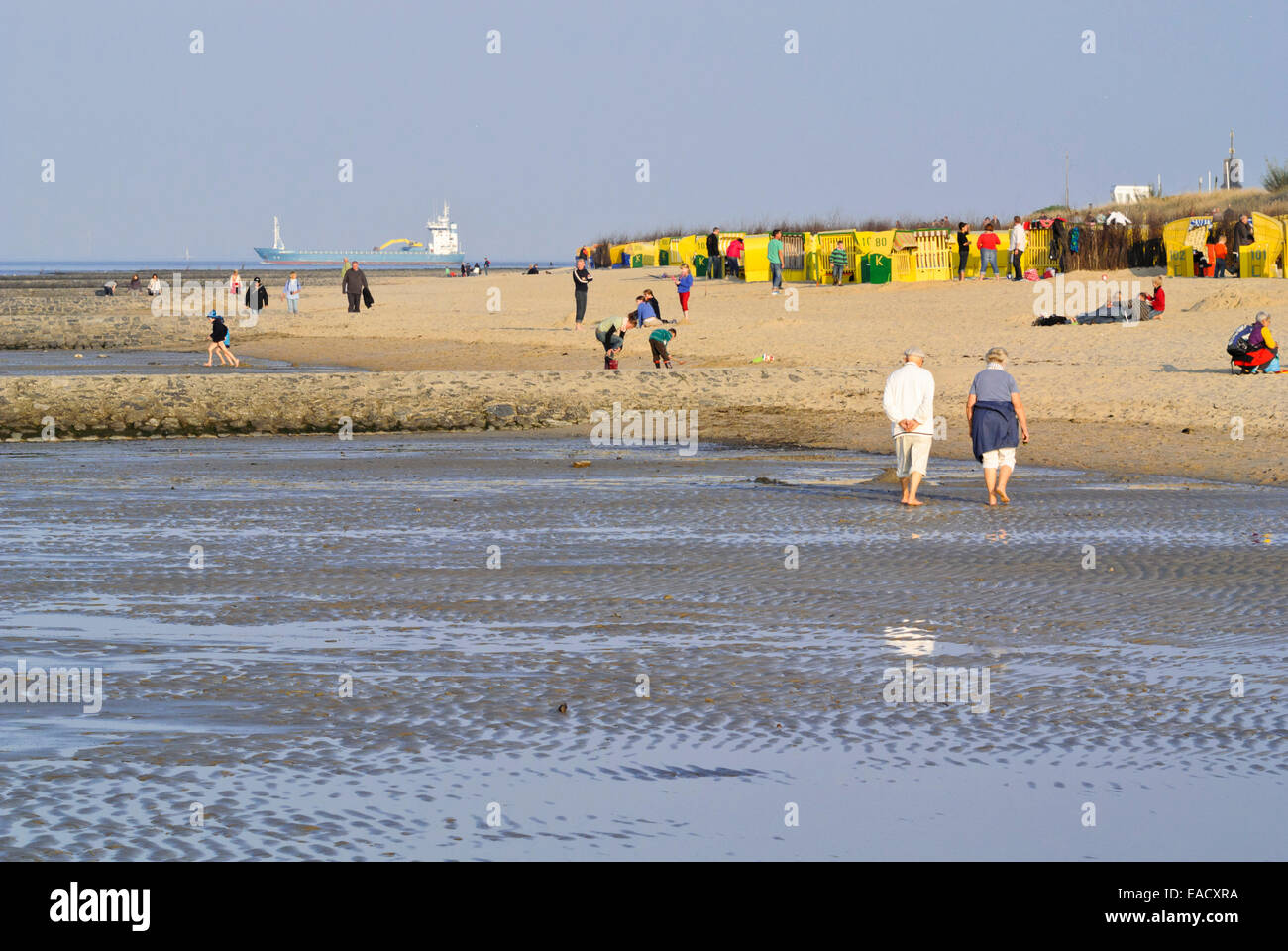 Touristen am Strand, Cuxhaven, Deutschland Stockfoto