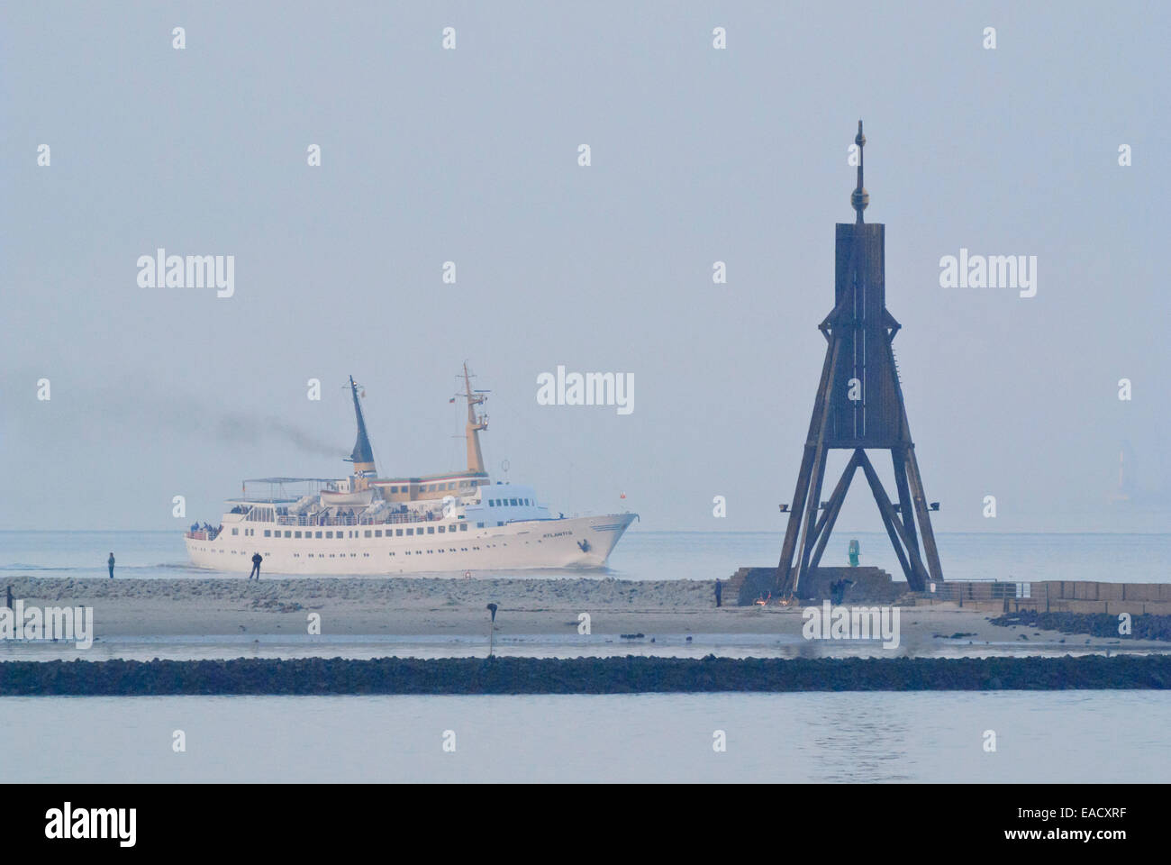 Kugelbake und Ausflugsschiff bei Elbe River Mouth, Cuxhaven, Deutschland Stockfoto