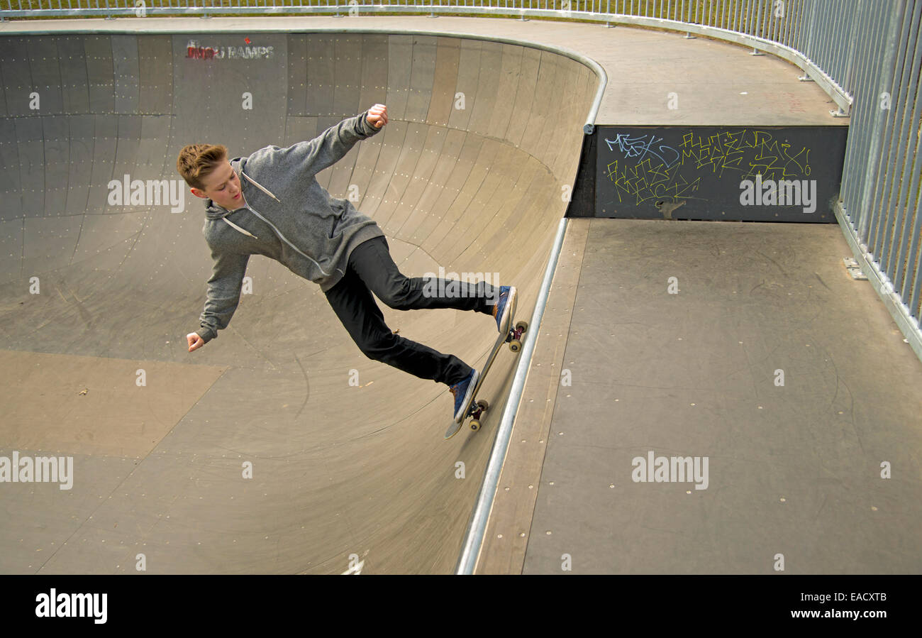 Skateboarder, 13, Köln, Nordrhein-Westfalen, Deutschland Stockfoto