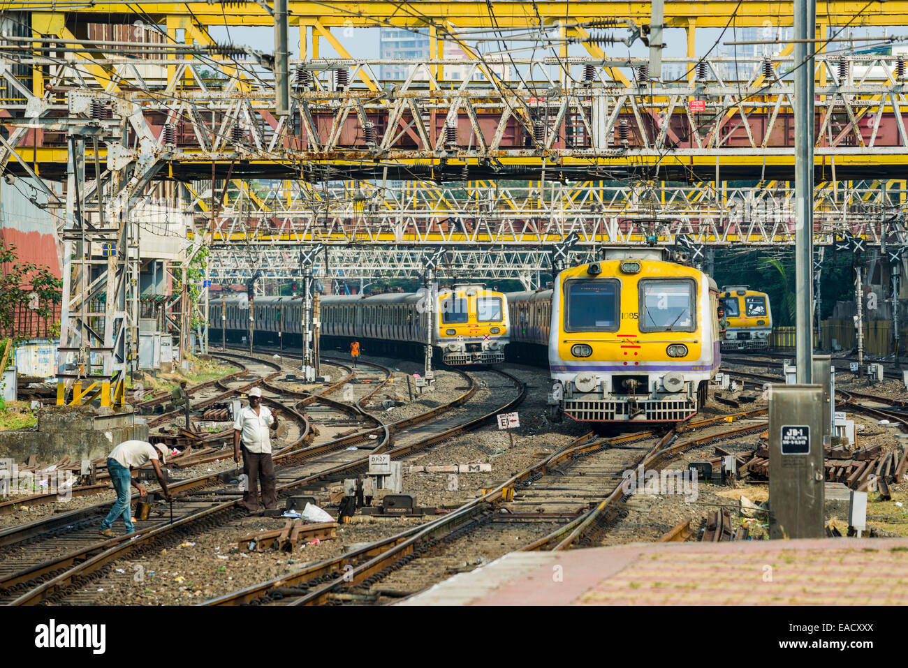 Züge, die Ankunft am Bahnhof Churchgate, Mumbai, Maharashtra, Indien Stockfoto