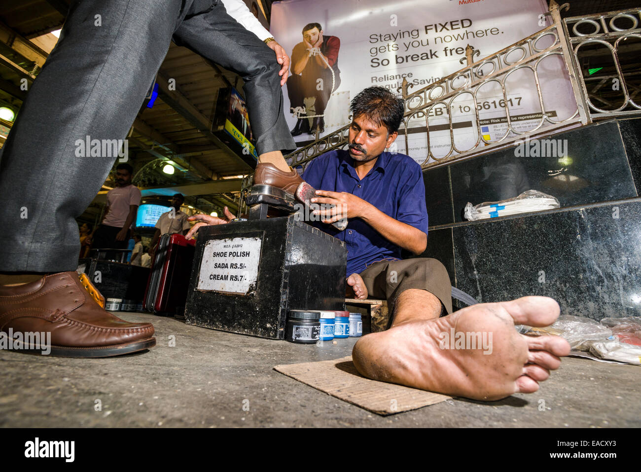 Schuhputzer in Churchgate Bahnhof, Mumbai, Maharashtra, Indien Stockfoto