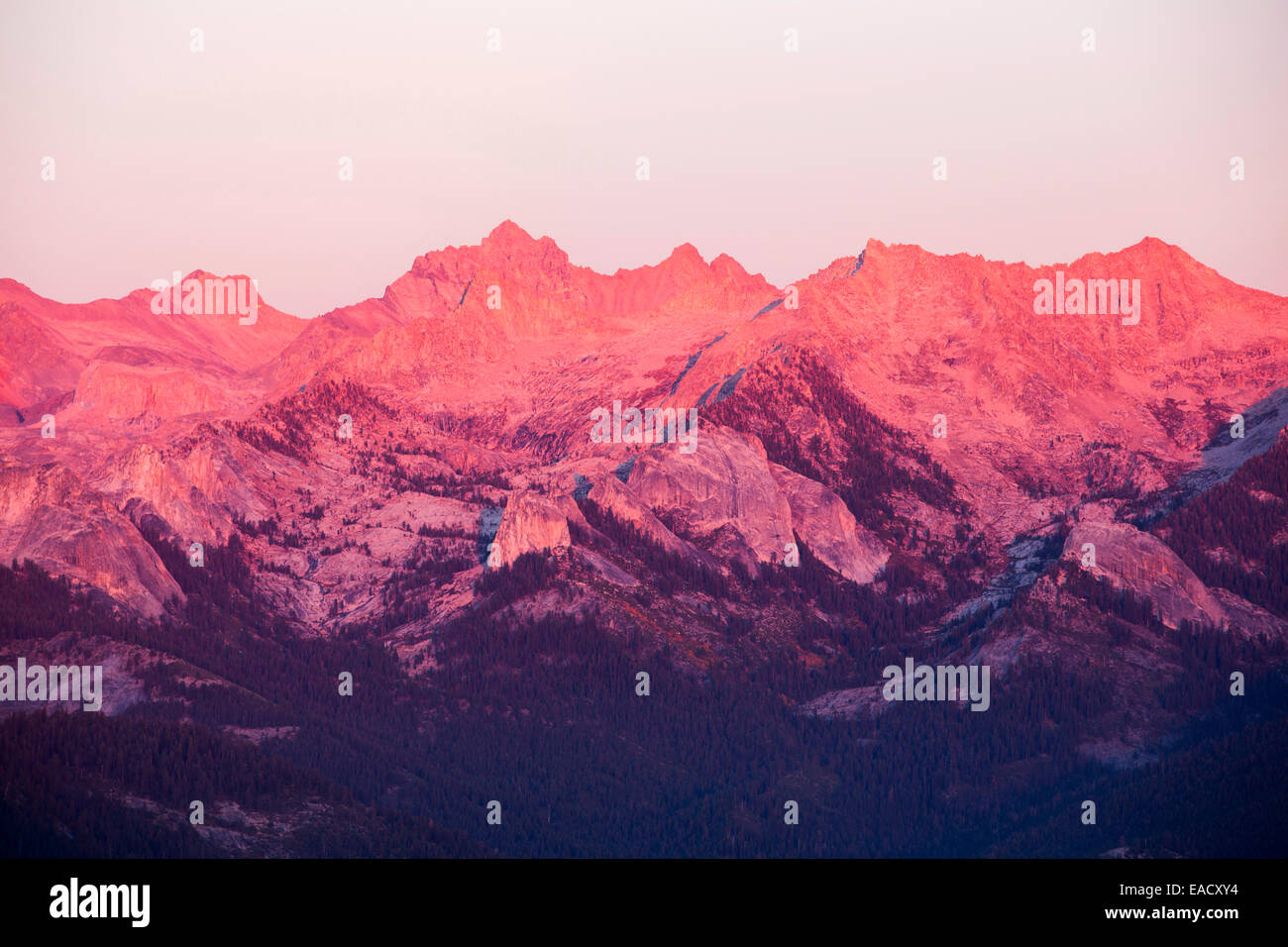 Eine Bergkette Blick vom Gipfel des Moro Rock einen Granit Felsen Aussichtspunkt im Sequoia National Park, Yosemite, USA, bei Sonnenuntergang. Stockfoto