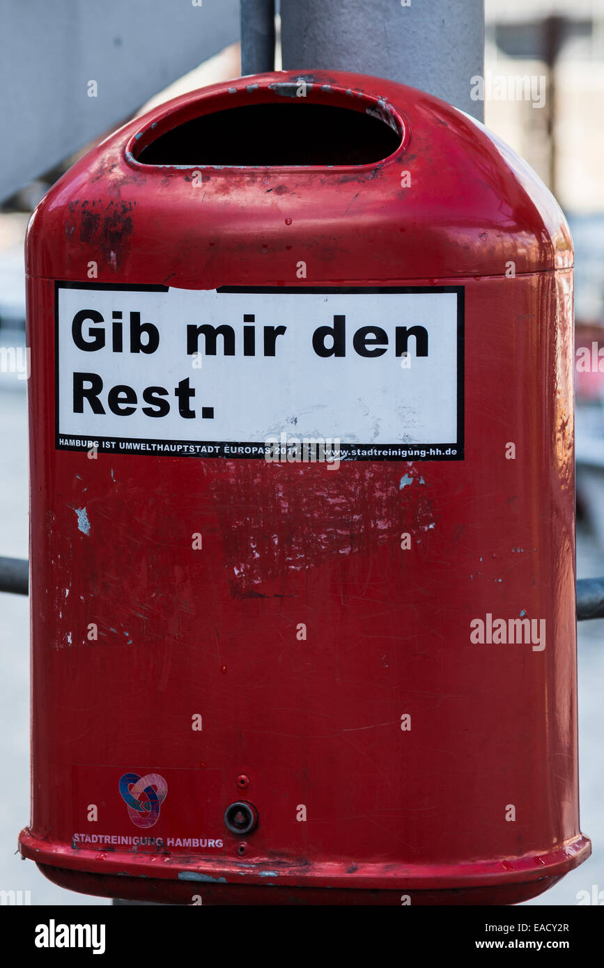 Mülleimer mit einem Aufkleber mit der Meldung "Gib Mir Den Rest", Deutsch für "Gib mir den Rest", Speicherstadt, Hamburg, Deutschland Stockfoto