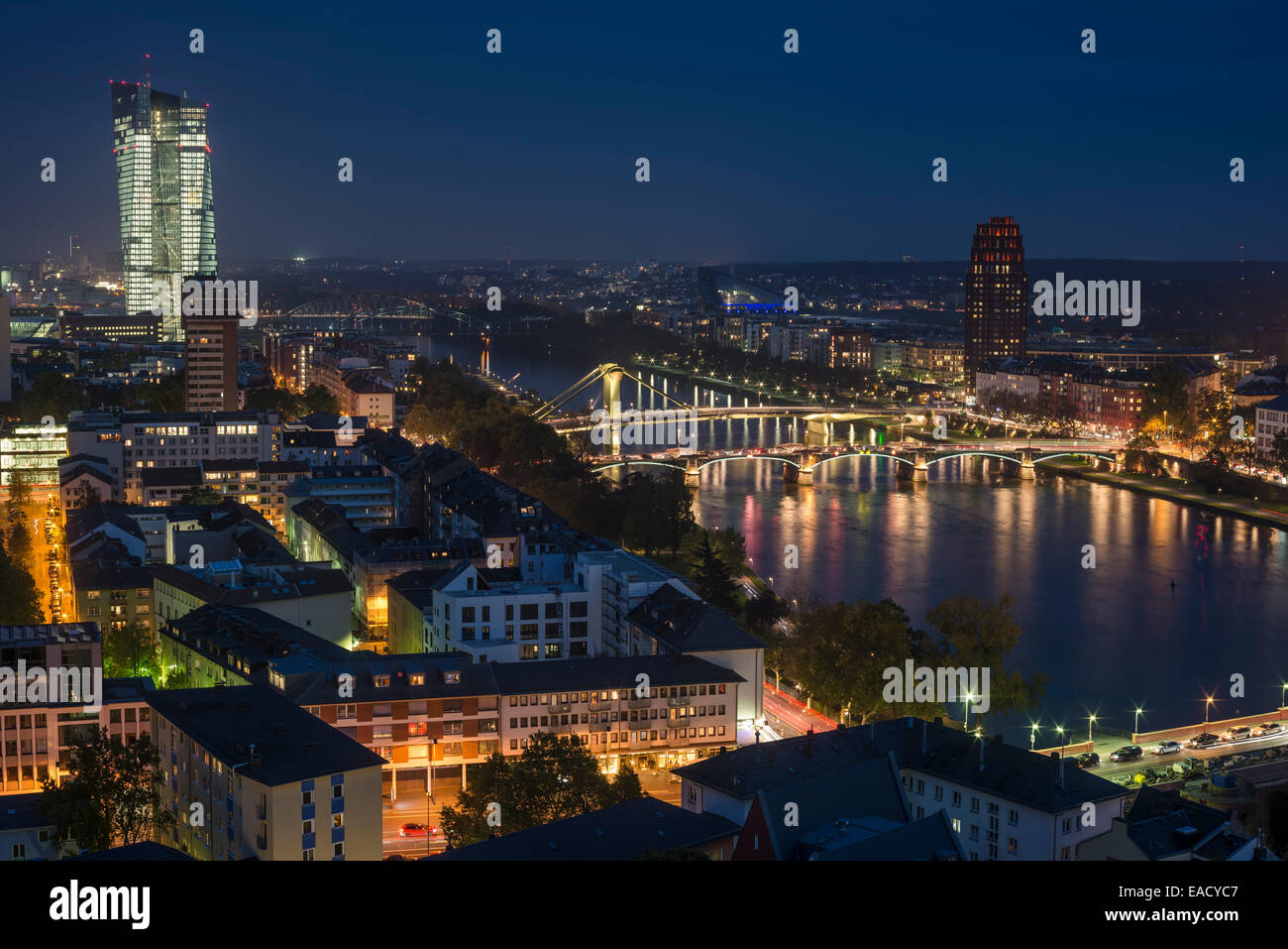 Blick auf die Stadt und das Mainufer von der Spitze des Doms, der das neue beleuchtete Hochhaus der Europäischen Zentralbank Stockfoto
