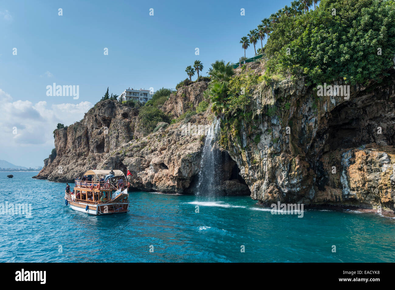 Ausflugsboot in den Golf von Antalya, Klippen mit Wasserfall, Yavuz Özcan Park an der Spitze der türkischen Adria, Antalya, Türkei Stockfoto