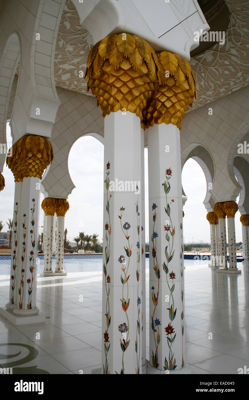 Dekorierte Säulen in Sheikh Zayed Moschee in Abu Dhabi, Emirat von Abu Dhabi, Vereinigte Arabische Emirate Stockfoto