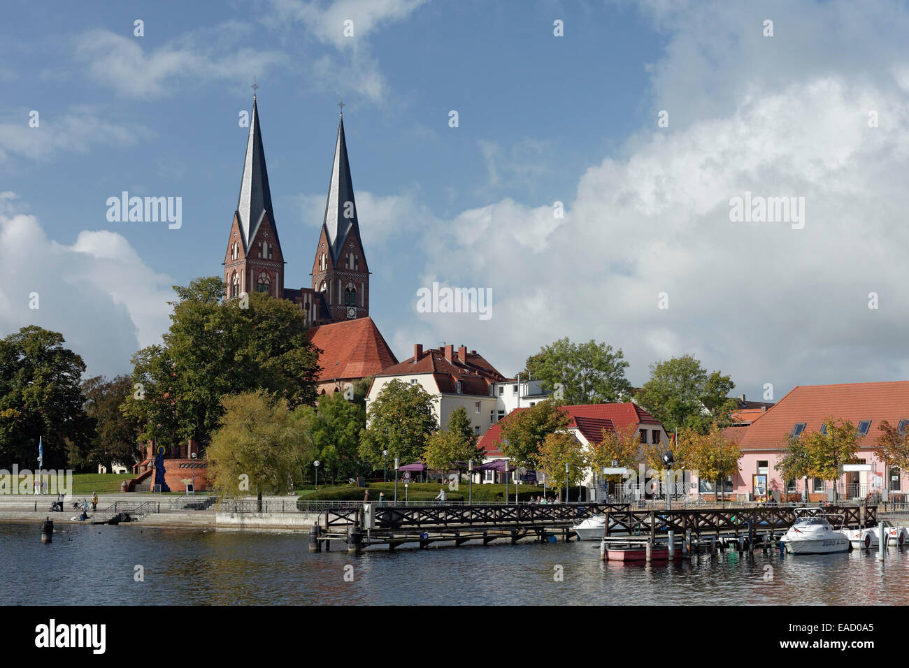 Stadtbild mit dem Kloster Sankt Trinitatis-Kirche, siehe Ruppiner See, Neuruppin, Ostprignitz-Ruppin, Brandenburg, Deutschland Stockfoto