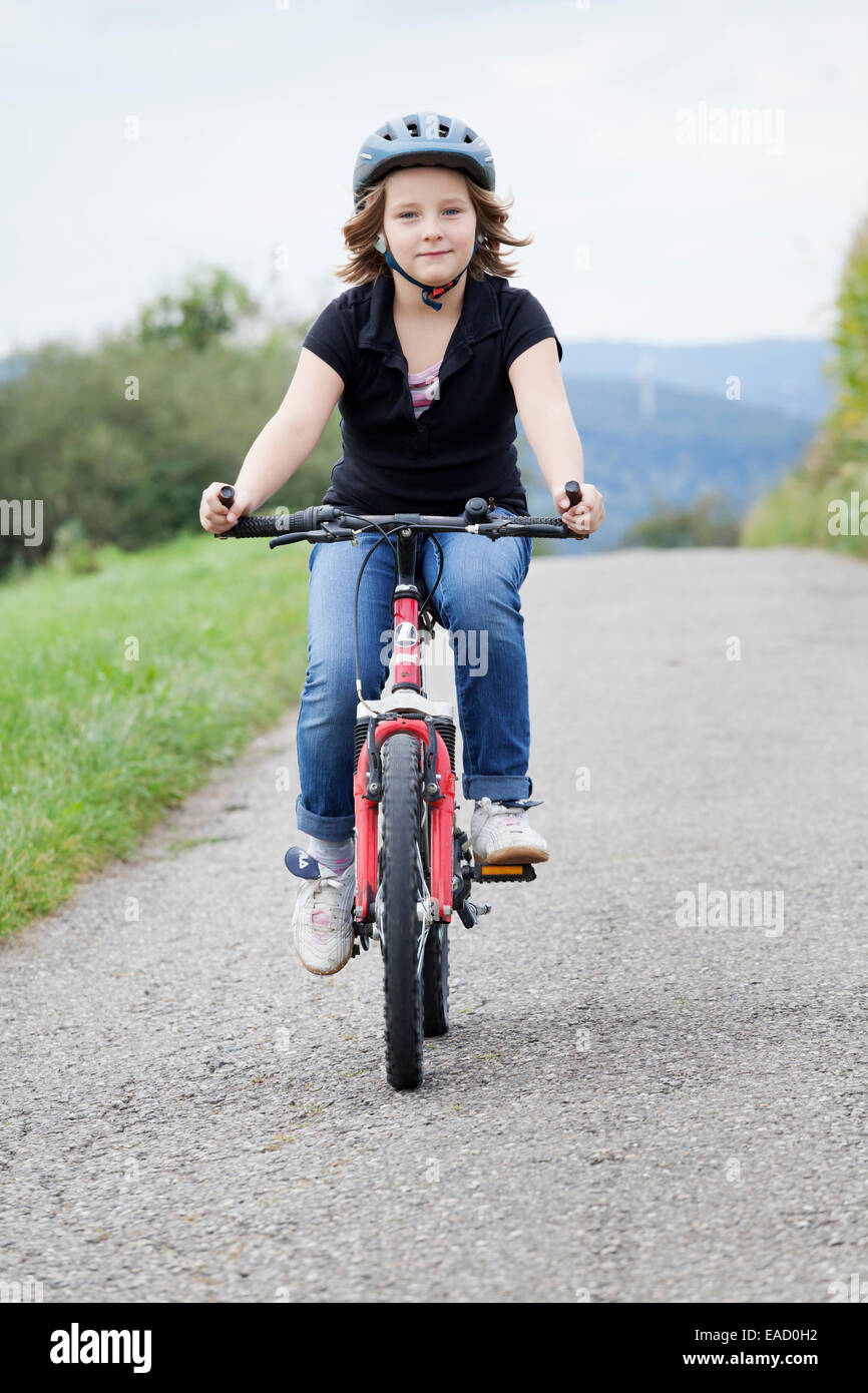 Mädchen, 8 Jahre, mit dem Fahrrad einen Helm zu tragen Stockfoto Mädchen, 8 Jahre, mit dem Fahrrad einen Helm zu tragen Stockfoto