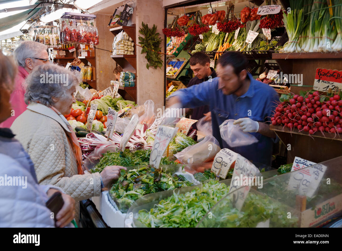Kunden und Markt Händler auf dem Gemüsemarkt Rialto in Venedig, Italien. Stockfoto