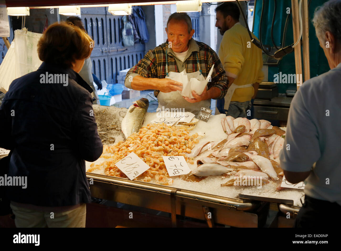 Kunden und Markt Trader am Rialto Fischmarkt in Venedig, Italien. Stockfoto