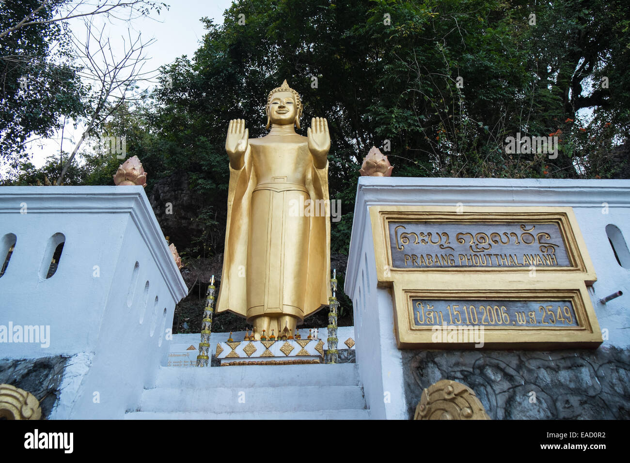 Buddha-Statuen auf Phu Si Hill, ein beliebter Ort der Sonnenuntergang in Luang Prabang, Laos, Südostasien, Asien Stockfoto