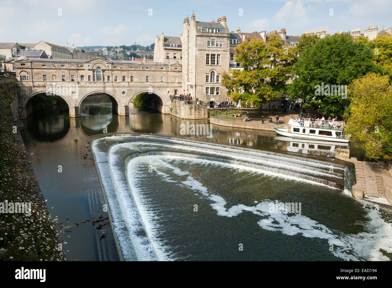Wasser fließt über / durch das Wehr am Fluss Avon in Bath, Somerset UK, unten in der Nähe / südlich von Pulteney Bridge. Stockfoto