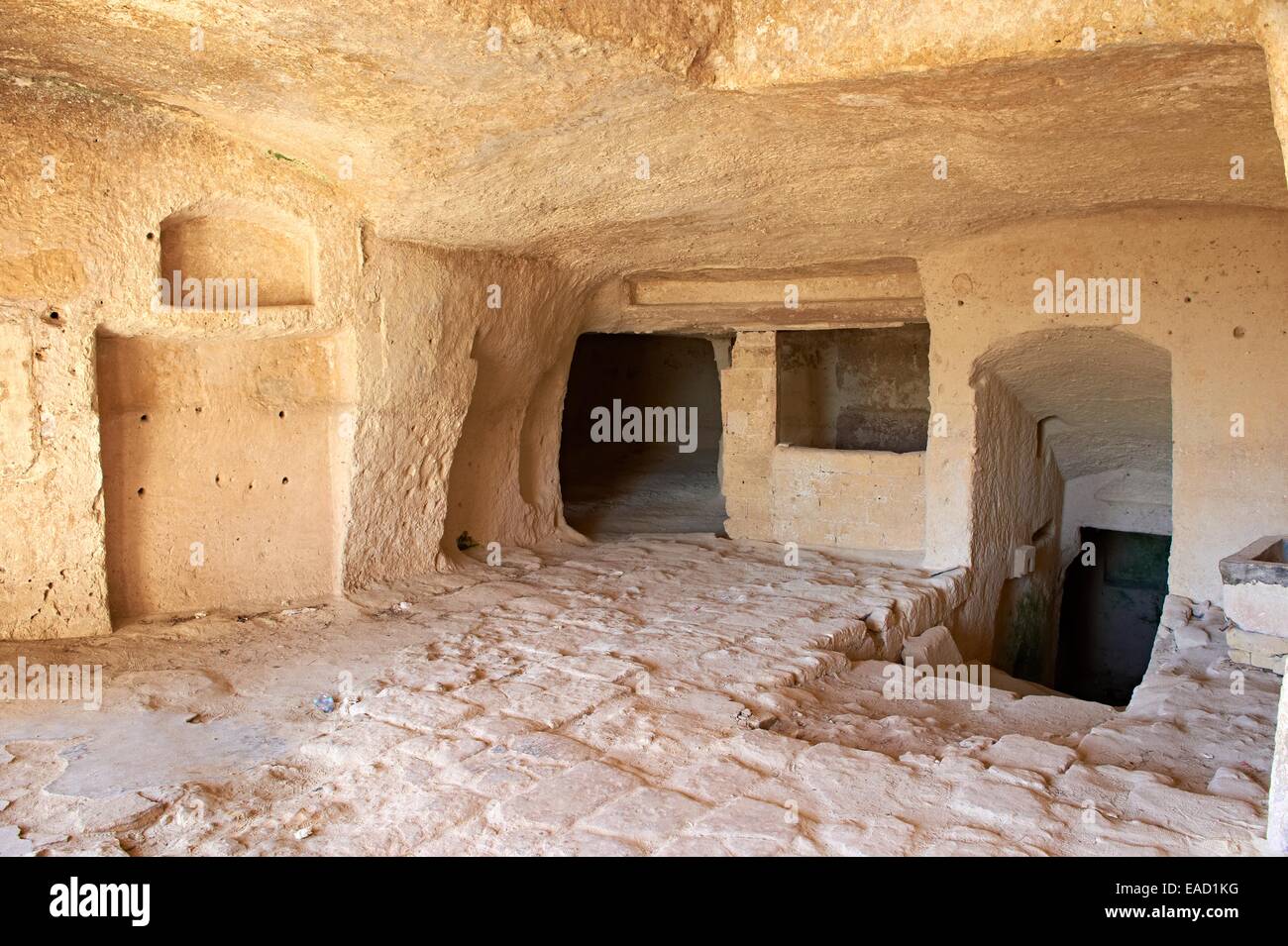Einrichtung eines alten Höhlenbehausungen, wie Sassi, UNESCO-Weltkulturerbe, Matera, Basilikata, Italien Stockfoto