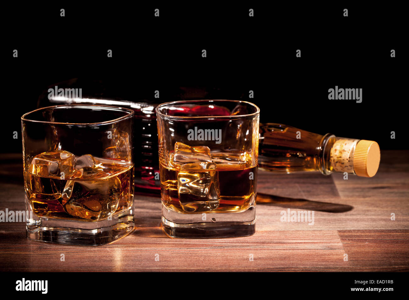 Paar Whiskey Drinks auf Holztisch Stockfoto