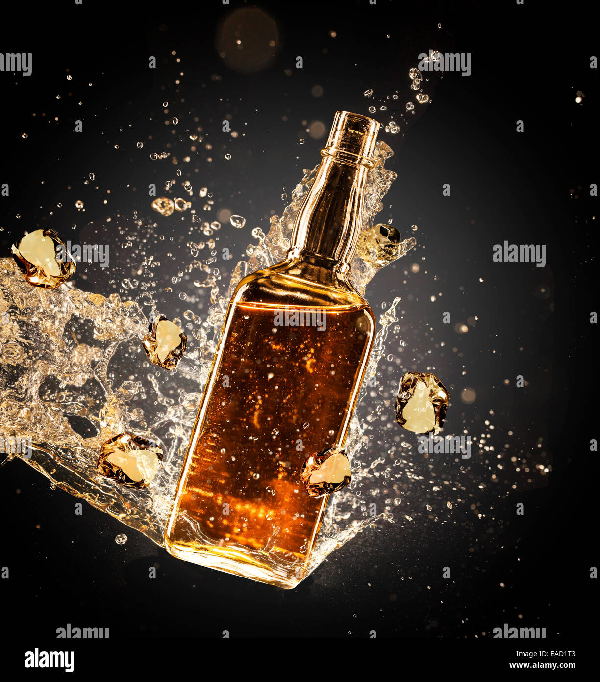 Isolierte Schuss Whisky drinn Abfüller auf schwarzem Hintergrund Stockfoto