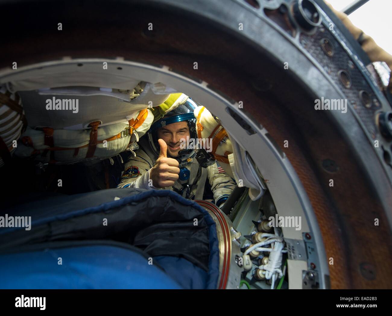 ISS-Expedition-41-NASA-Astronaut Reid Wiseman, gibt ein Daumen hoch Momente nach der Landung in der Sojus TMA - 13M-Kapsel in einer abgelegenen Gegend 10. November 2014 in der Nähe von Arkalyk Kasachstan. Surajew, Wiseman und Gerst Rückkehr zur Erde nach mehr als fünf Monate an Bord der internationalen Raumstation ISS, wo sie als Mitglieder der Expedition 40 und 41 Mannschaften dienten. Stockfoto