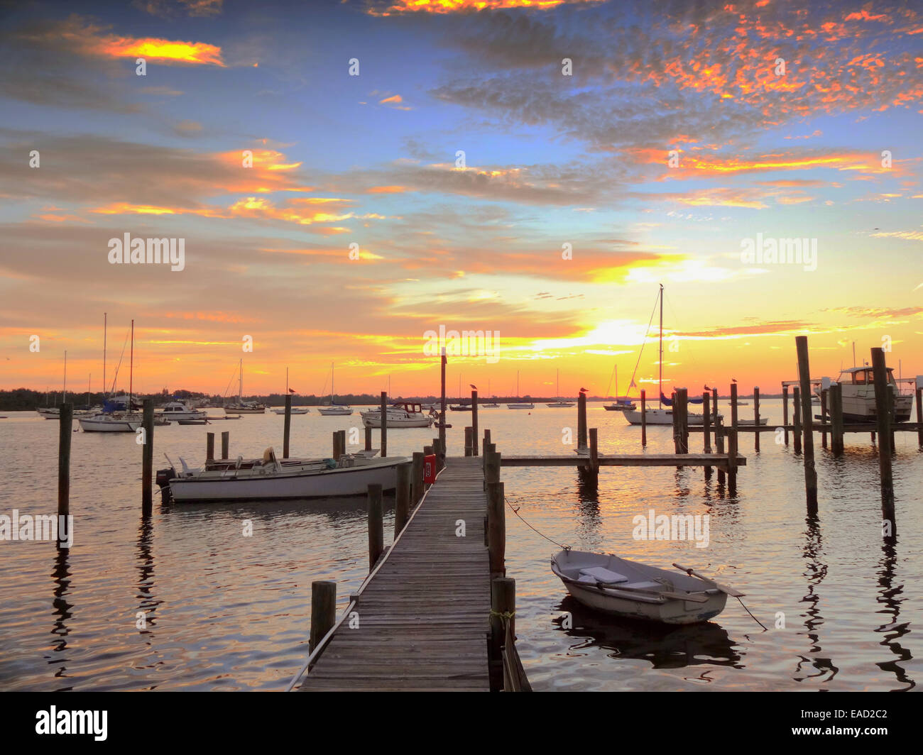 Bradenton, Florida, USA. 12. November 2014. Spektakulären Sonnenaufgang über dem Wasser entnommen Bridge Ausschreibung Inn Boot dock Credit: David Burr/Alamy Live News Stockfoto