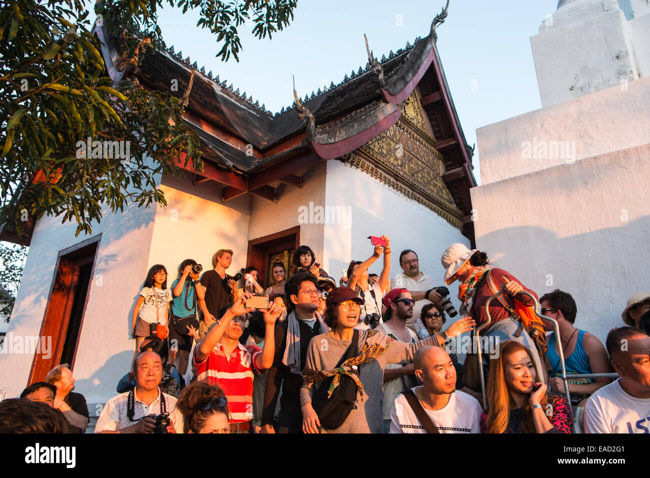 Touristen an Spitze der Phu Si Hill bei buddhistischen Tempel anzeigen Sonnenuntergang über Mekong River, Luang Prabang, Laos, Südostasien, Asien Stockfoto