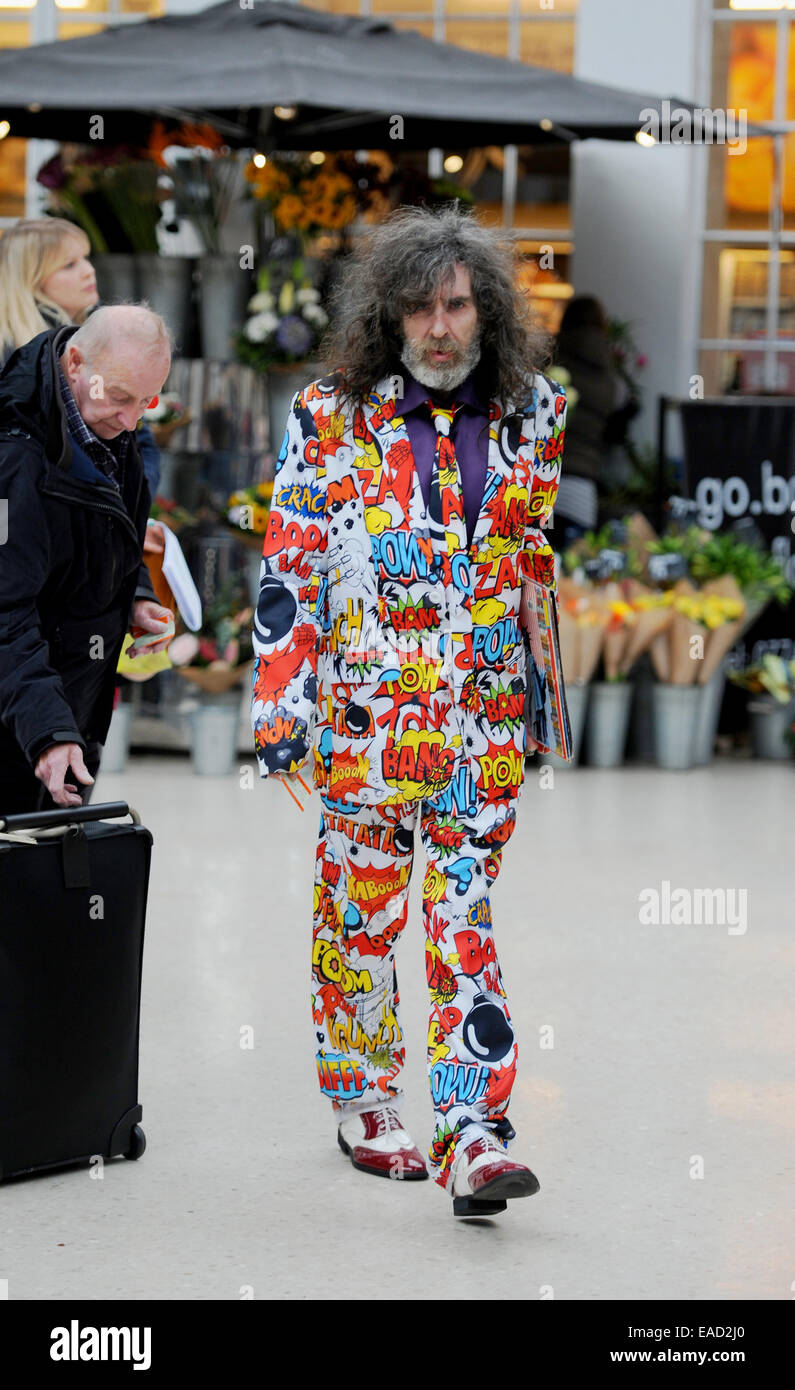 Reifen Mann mit langen Haaren und Bart tragen, eine verrückte schrulligen  Anzug Mode zu Fuß Stockfotografie - Alamy