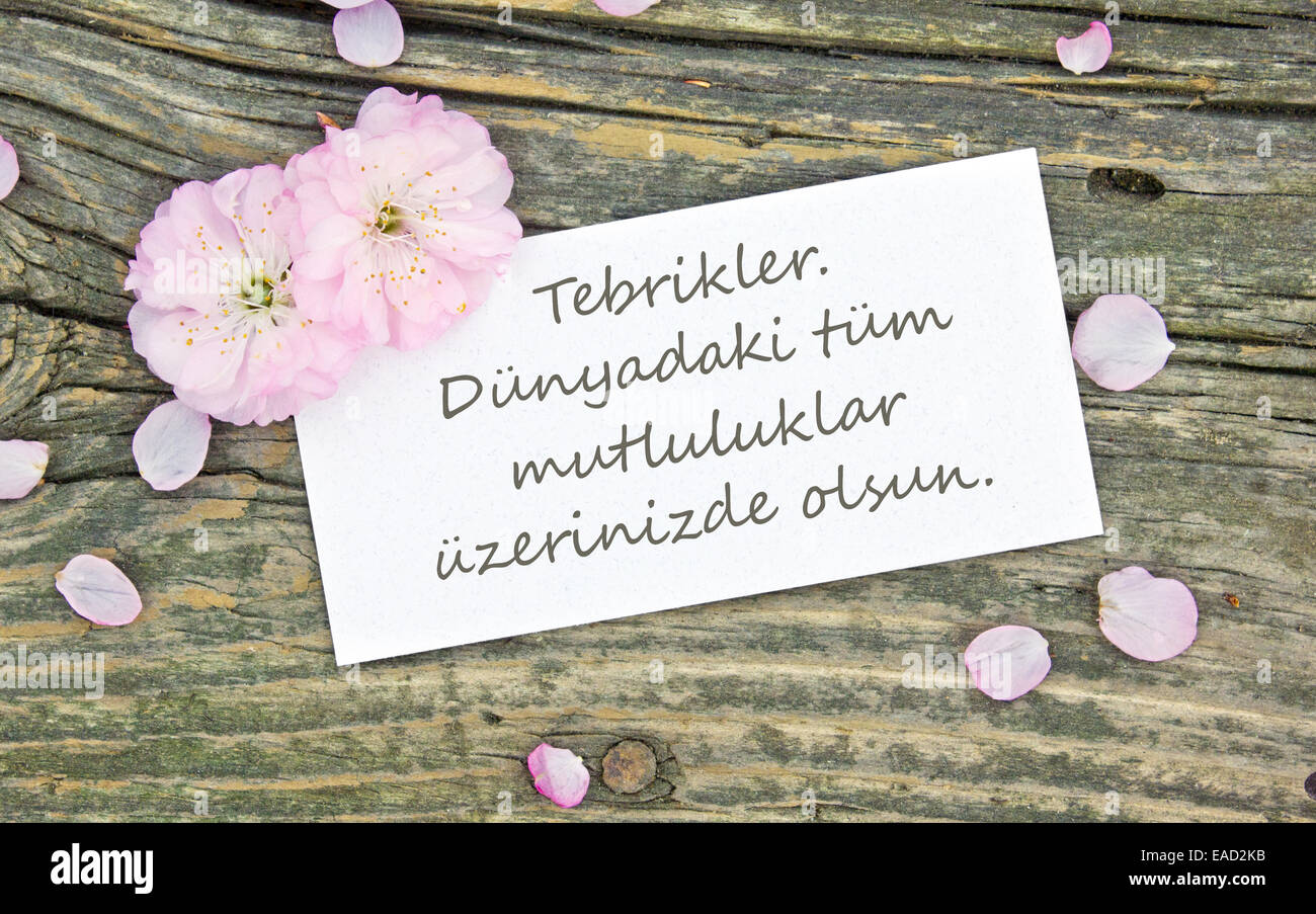 Karte mit pinkfarbenen Blumen und türkischem Text: Glückwunsch zur Hochzeit Stockfoto