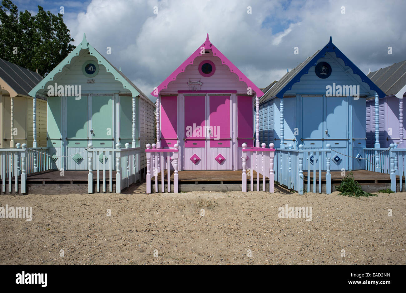 Bunte Strandhütten am Strand, Mersea Island, Essex Stockfoto