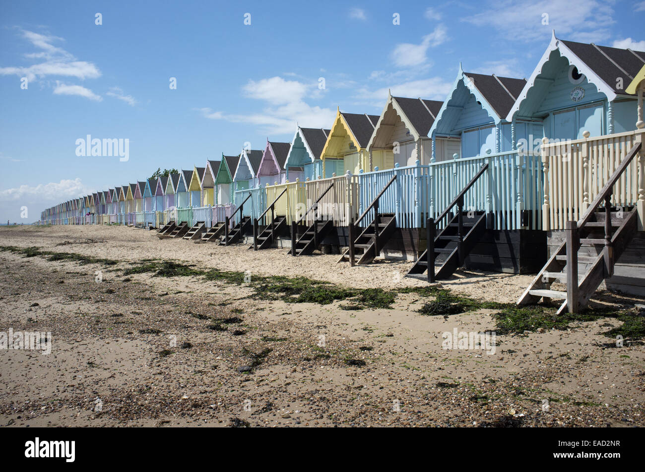 Bunte Strandhütten am Strand, Mersea Island, Essex Stockfoto