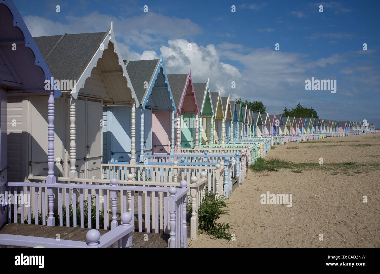 Bunte Strandhütten am Strand, Mersea Island, Essex Stockfoto