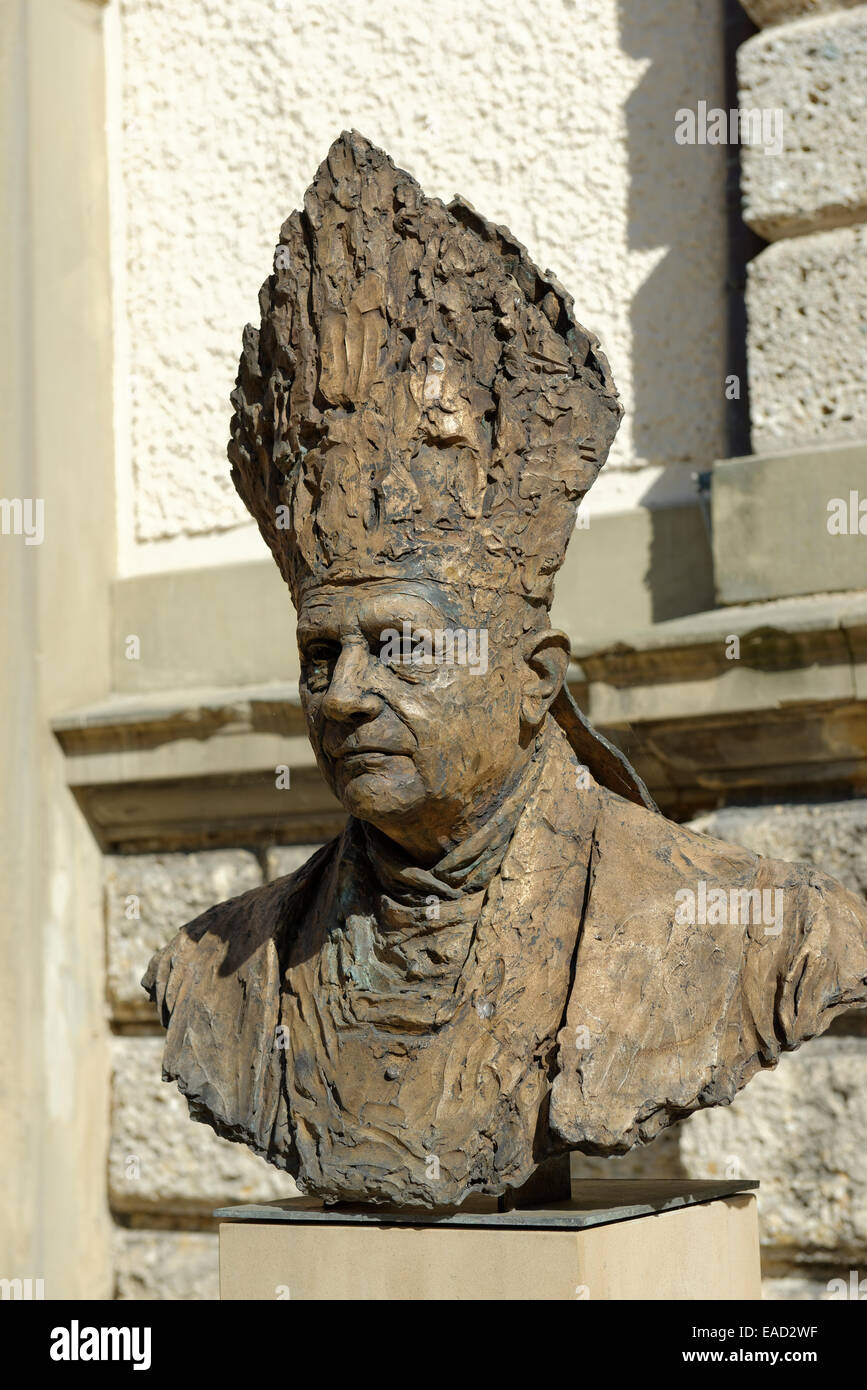 Bronze-Büste von Papst Benedict XVI, von J. Brunner, 2007, Traunstein, Upper Bavaria, Bavaria, Germany Stockfoto