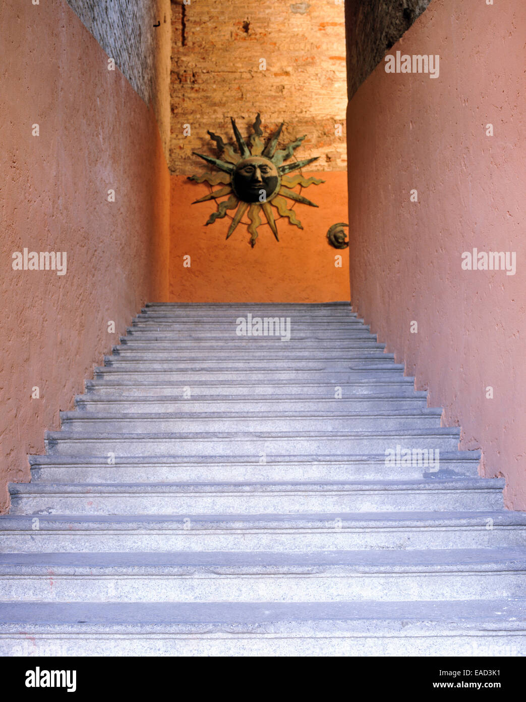 Eine Steintreppe steigen in Richtung Sonne Skulptur in Italien Stockfoto
