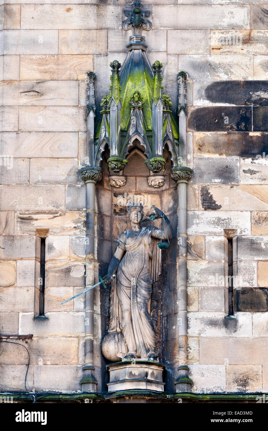 Lancaster Castle, Lancashire, Großbritannien. Eine Statue der Gerechtigkeit mit Schwert und Waage, an der Wand des ehemaligen Frauengefängnisses Stockfoto