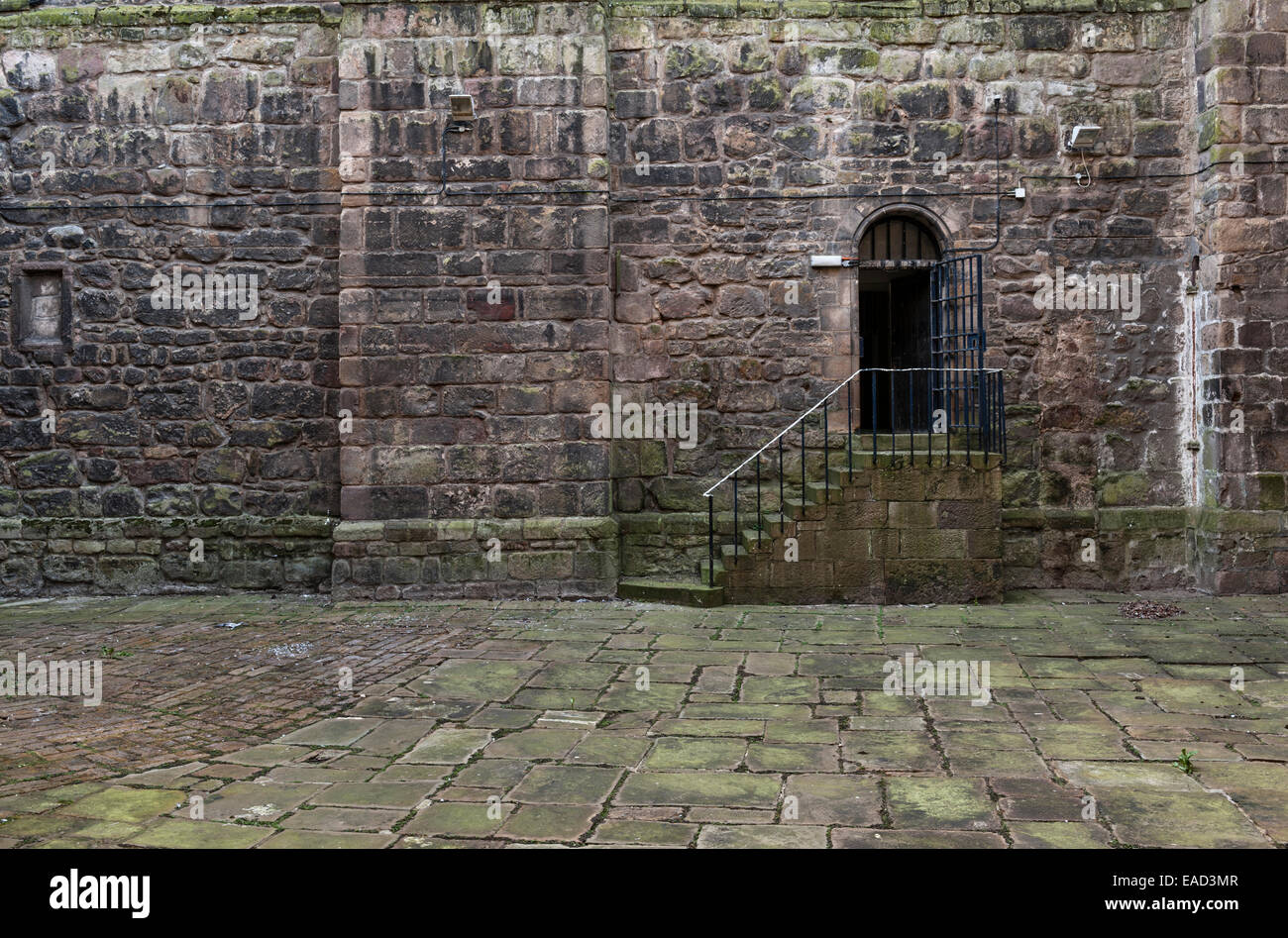 Im alten Gefängnis von Lancaster Castle, Lancashire. Der Hinrichtungshof am Fuße des Donjons – jahrhundertelang wurden Leichen unter den Tafelsteinen begraben Stockfoto