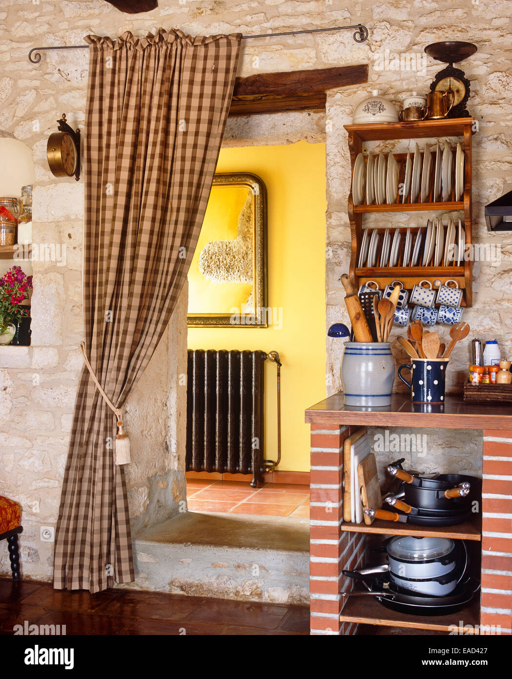 Küche-Eintrag im französischen Seite Stein Landhaus Stockfoto