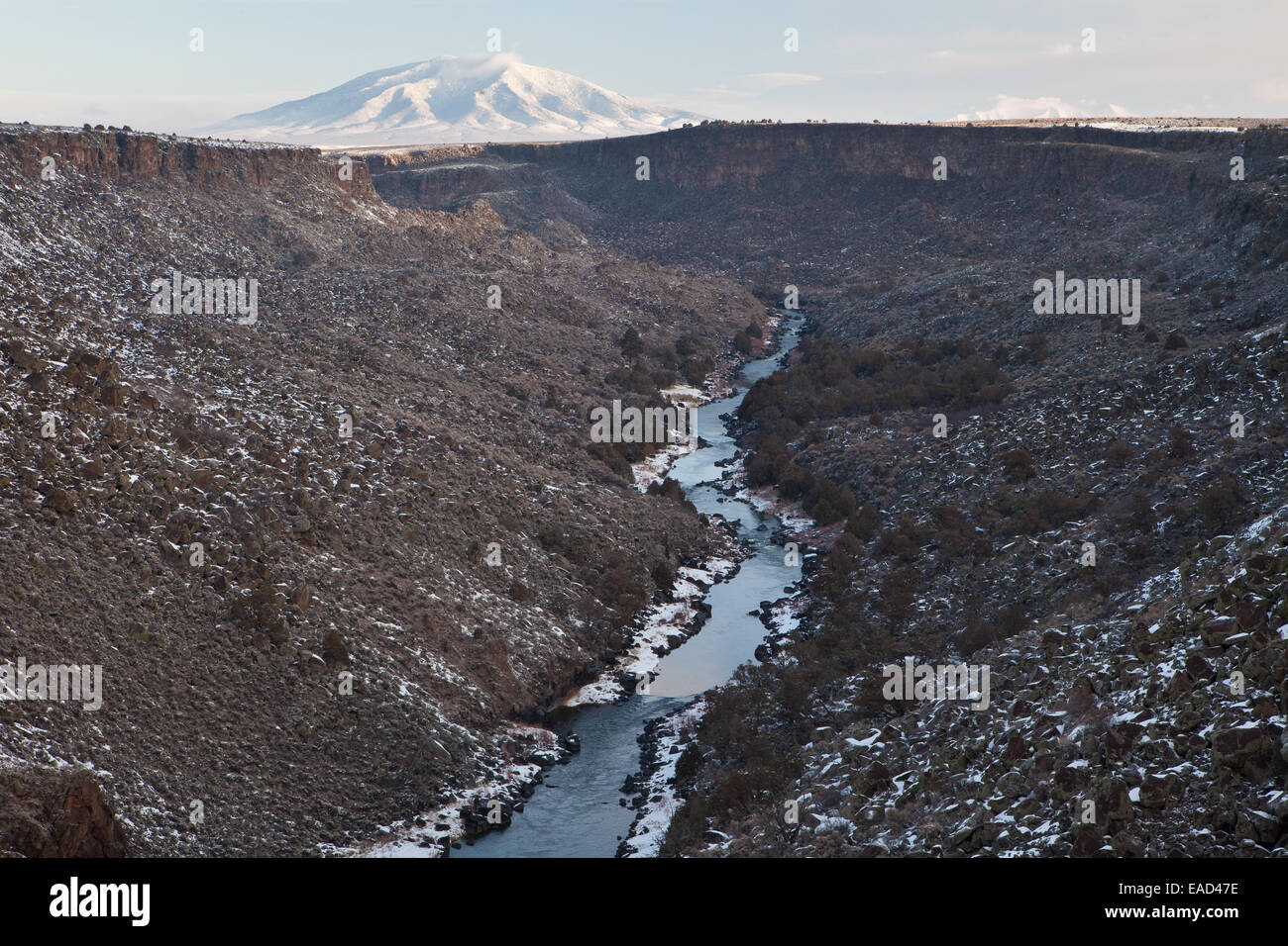Die Wild Rivers Recreation Area, Teil des National Landscape Conservation System (NLCS) in New Mexico, zeigt die malerische Schönheit des Rio Grande River und der umliegenden Wildnis der Trinity Alps, bietet Outdoor-Erholung und atemberaubende Landschaften. Stockfoto