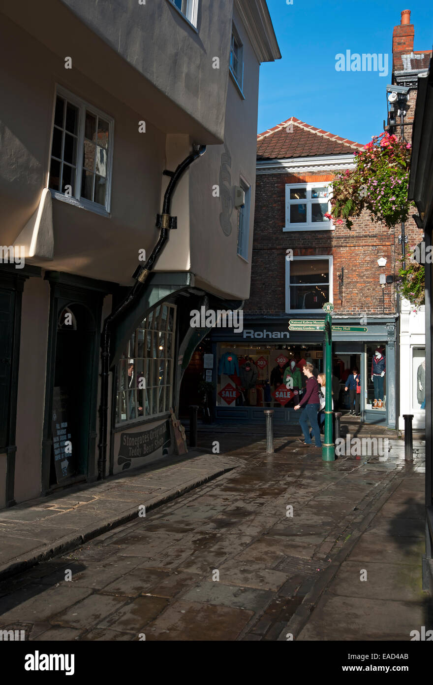 Geschäfte in Little Stonegate im Stadtzentrum von York North Yorkshire England Großbritannien GB Großbritannien Stockfoto