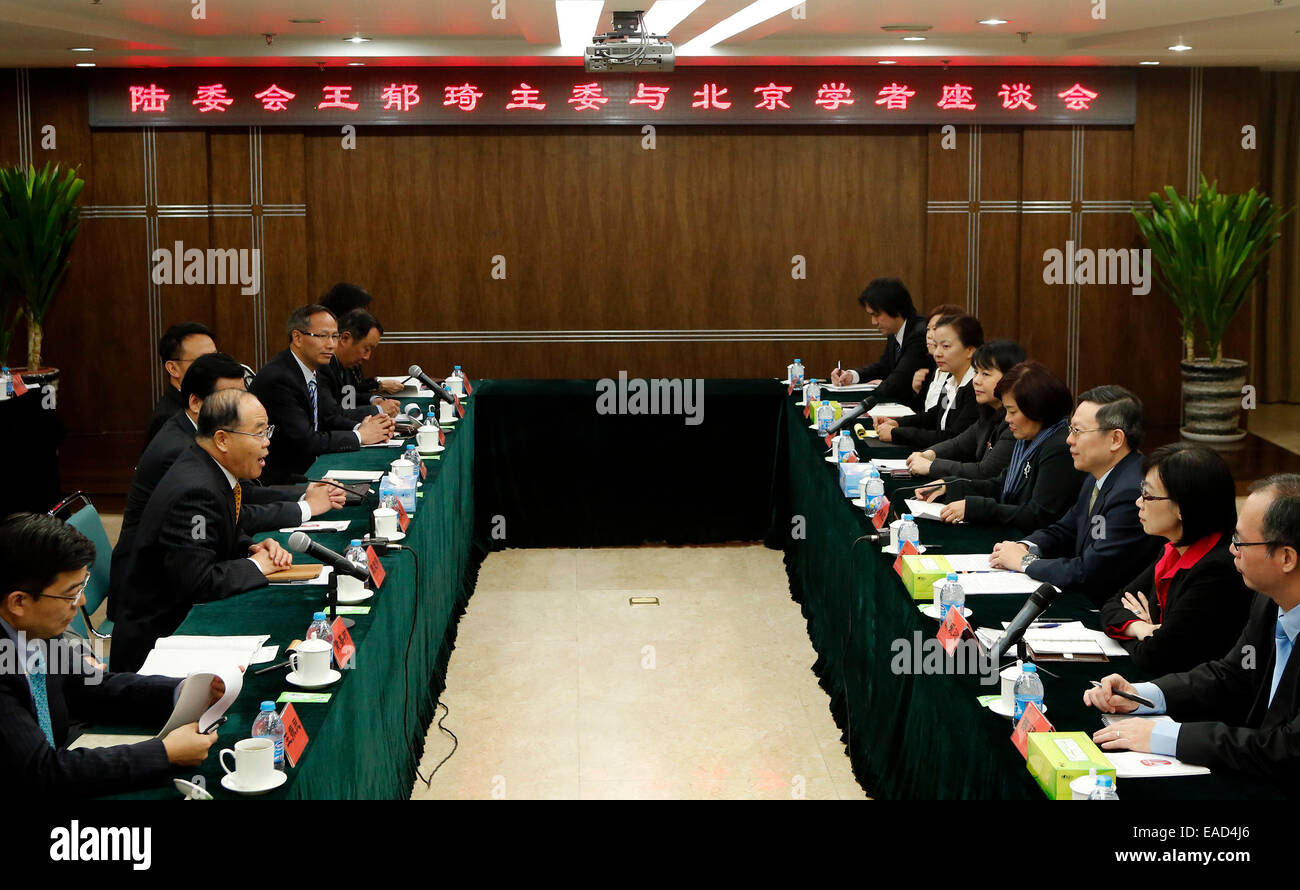 Peking, China. 12. November 2014. Zhou Zhihuai(2nd L), Leiter des Instituts für Taiwan Studien der chinesischen Akademie der Sozialwissenschaften, hält eine Rede begrüßen Wang Yu-Chi (3. R), Taiwans Festland-Angelegenheiten-Chef, im Rahmen eines Symposiums in Peking, Hauptstadt von China, 12. November 2014. Wang Yu-Chi und Gelehrten aus dem chinesischen Festland veranstaltet ein Symposium in Peking Mittwoch. © Shen Bohan/Xinhua/Alamy Live-Nachrichten Stockfoto