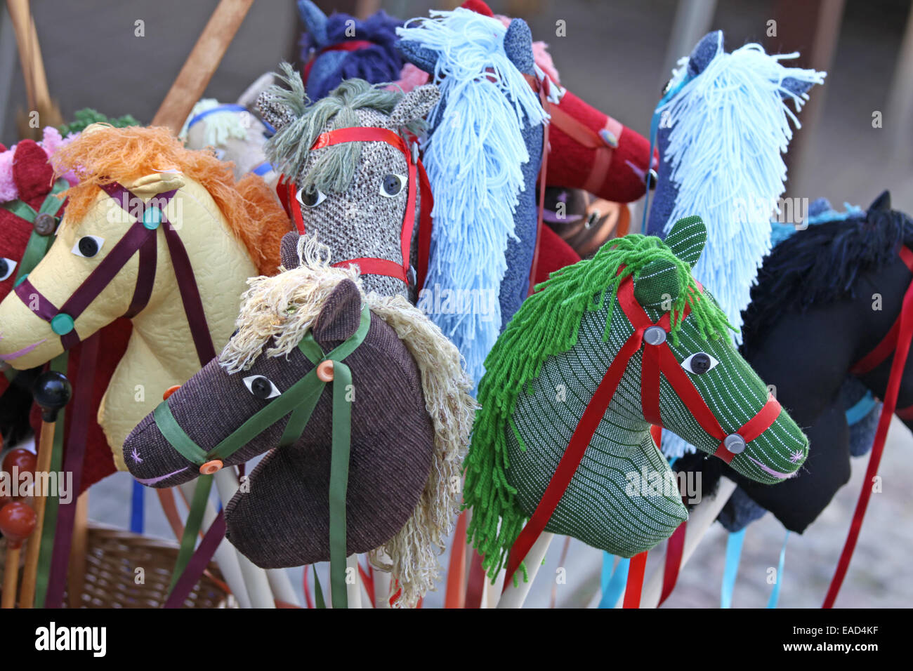 Handgefertigte bunte gestrickte Schaukelpferde auf Verkauf Stockfoto