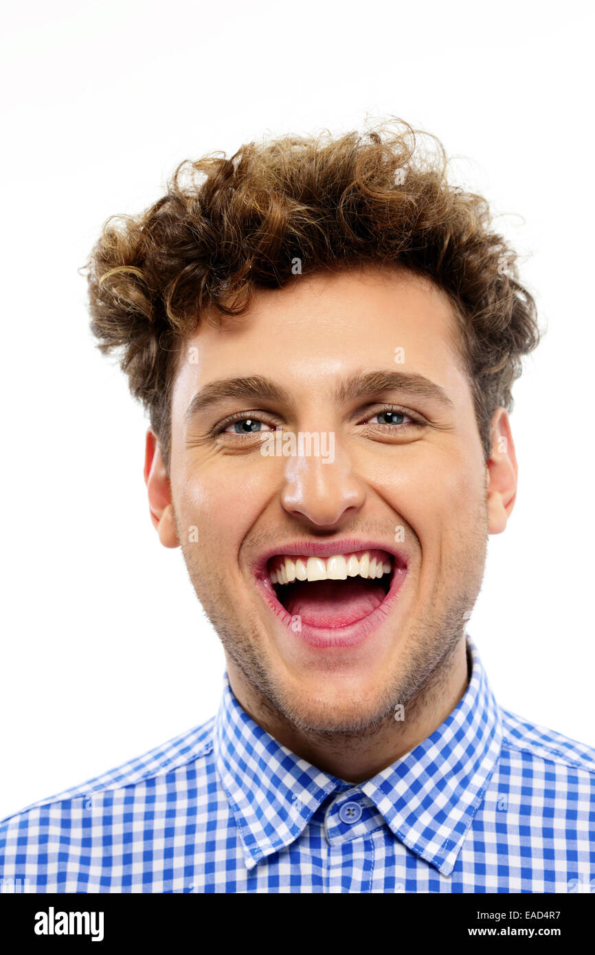 Porträt eines jungen Mannes der lachend auf weißem Hintergrund Stockfoto