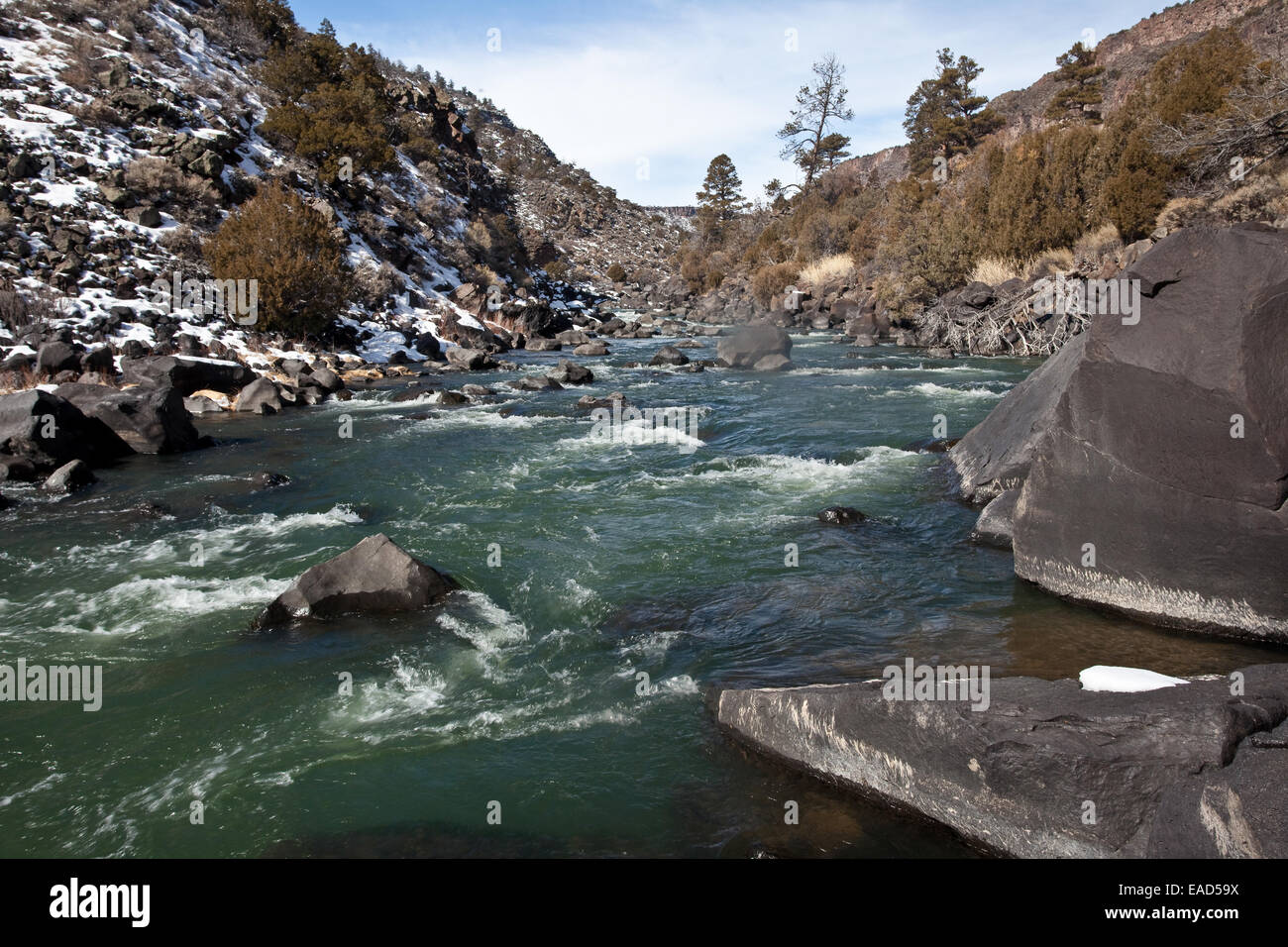 Die Wild Rivers Recreation Area in New Mexico, Teil des National Landscape Conservation System (NLCS), bietet einen atemberaubenden Blick auf den Rio Grande River und die umliegende Trinity Alps Wilderness. Die Gegend ist bekannt für ihr zerklüftetes Gelände, Wanderwege und eine reiche Naturgeschichte, die Outdoor-Enthusiasten und Naturliebhaber gleichermaßen anzieht. Stockfoto