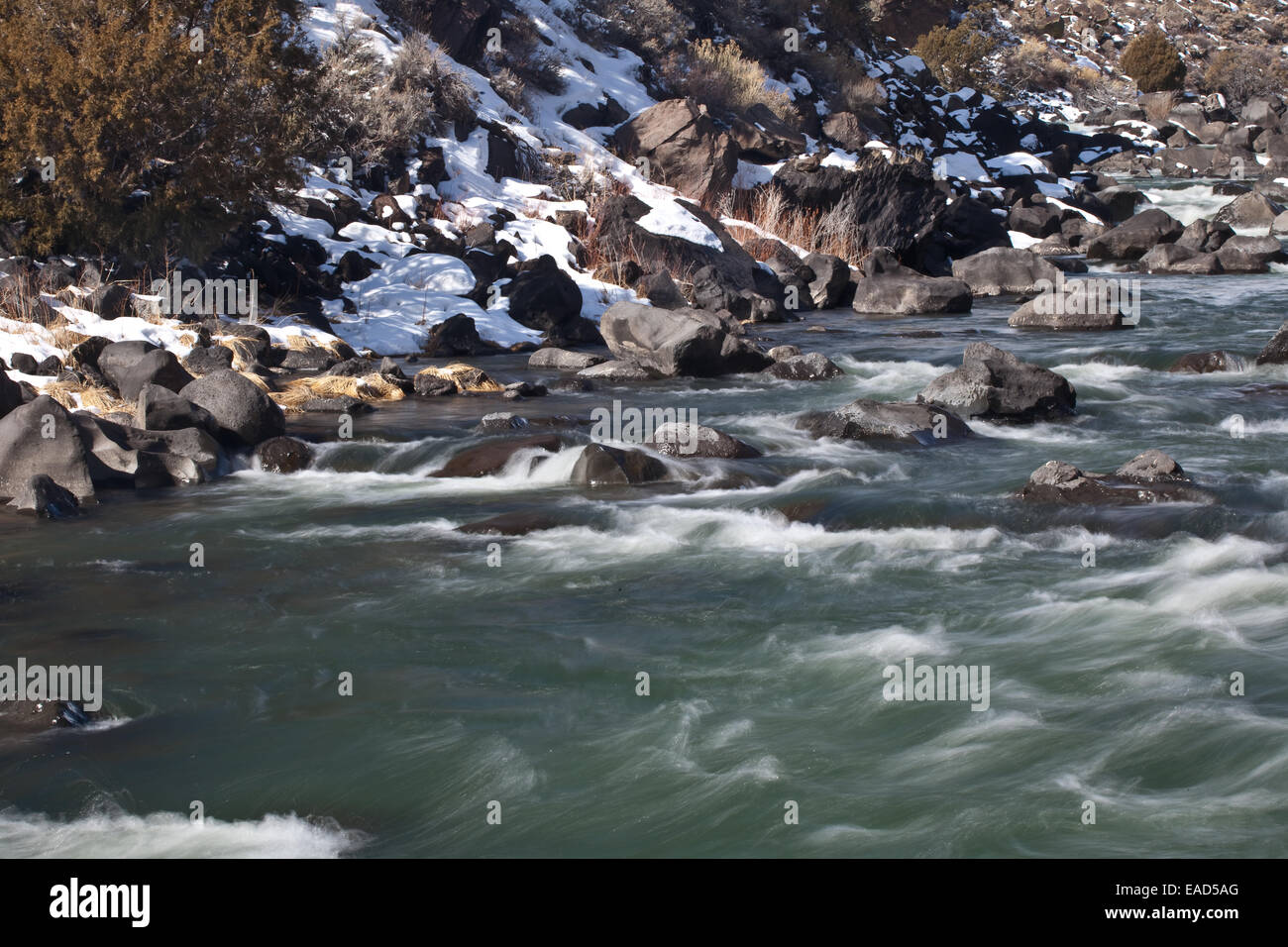 Die Wild Rivers Recreation Area in New Mexico bietet eine natürliche Landschaft einschließlich des Rio Grande River und bietet eine malerische und friedliche Umgebung für Outdoor-Aktivitäten in der Trinity Alps Wilderness. Stockfoto