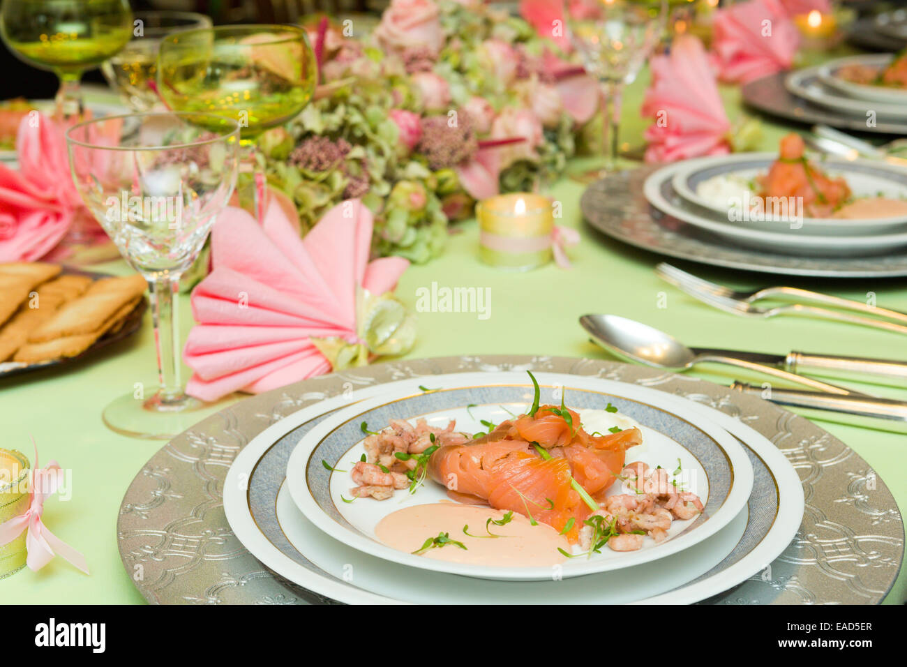 Geräucherter Lachs Vorspeise serviert auf einer Festtafel Weihnachten Abendessen Stockfoto