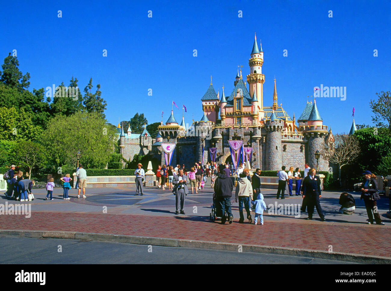 Besucher strömen auf die Sleeping Beauty Castle in Disneyland, Los Angeles, Kalifornien Stockfoto