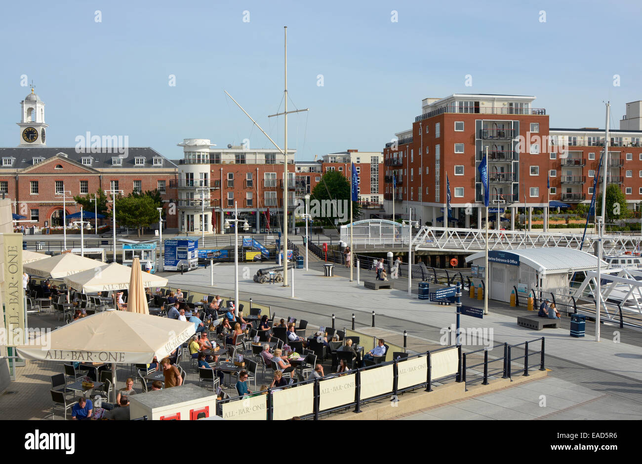 Menschen, die an den Tischen im Außenbereich des Restaurants im Einkaufszentrum Gunwharf Quays. Portsmouth. Hampshire. England. Mit apar Stockfoto