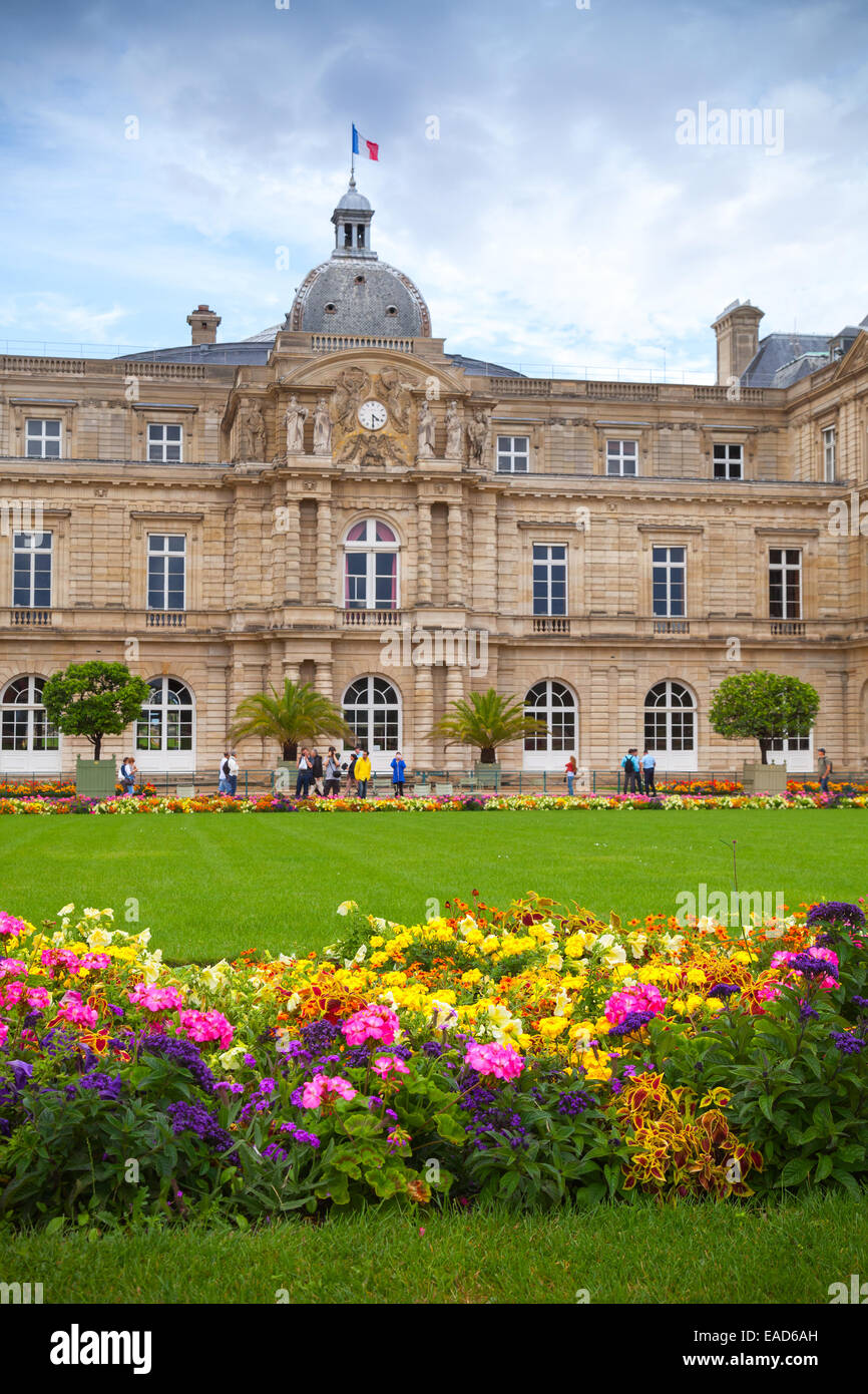 Paris, Frankreich - 10. August 2014: Palais du Luxembourg und bunten Blumen von den Jardin du Luxembourg in Paris Stockfoto