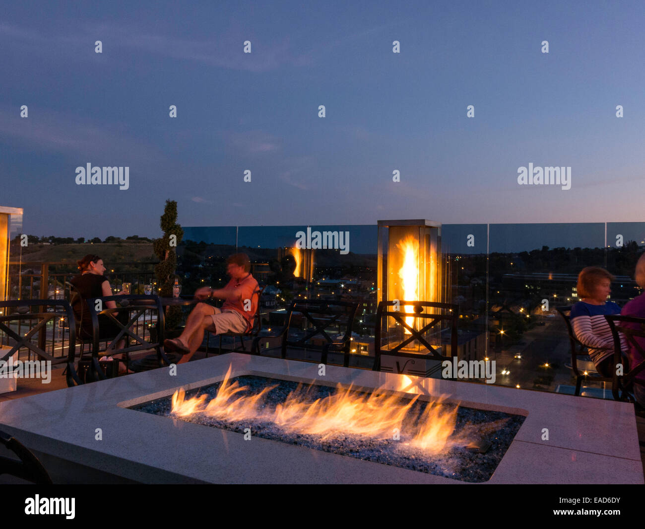 Gäste im Bereich der Bar auf der Dachterrasse mit Feuer Gruben, Alex Johnson Hotel in Rapid City, SD, USA Stockfoto