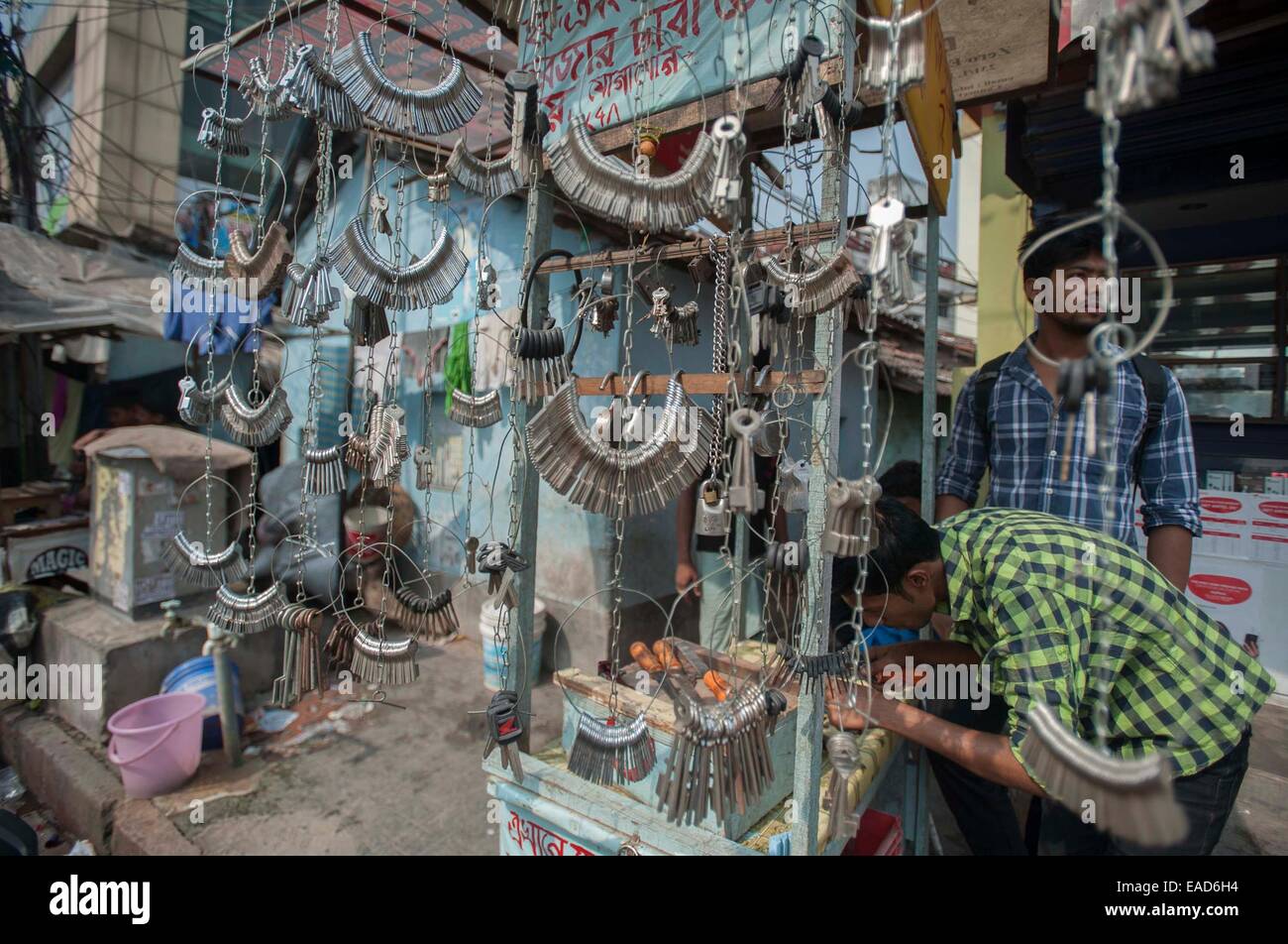 Calcutta, Indian state West Bengal. 12. November 2014. Eine indische wichtige Hersteller Handwerk ein doppelter Schlüssel an einem Straßenrand stall in Kalkutta, Hauptstadt des östlichen indischen Staat West-Bengalen, 12. November 2014. © Tumpa Mondal/Xinhua/Alamy Live-Nachrichten Stockfoto