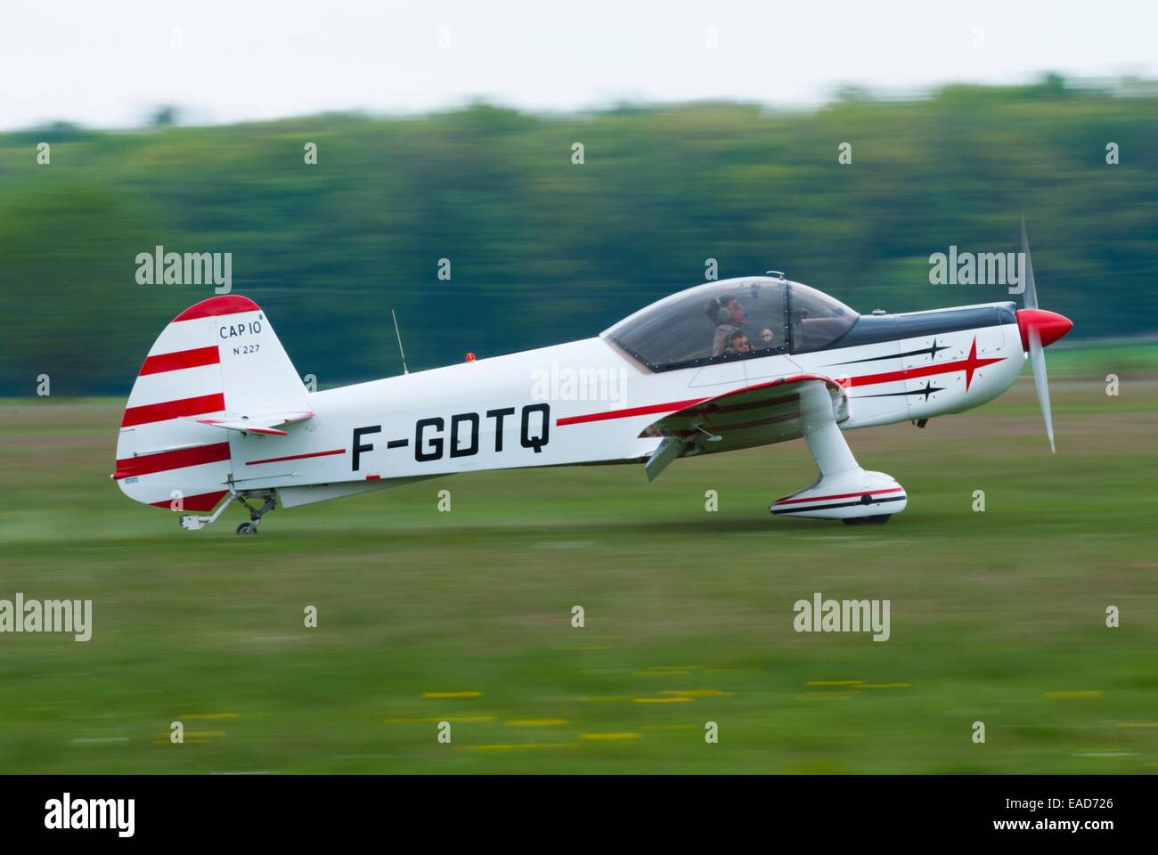 Mudry Cap-10 b Flugzeug Landung am Flugplatz, Frankreich Stockfoto