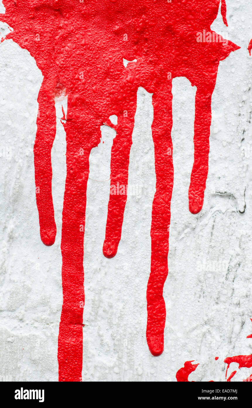 Nahaufnahme, rote Farbtropfen auf weißem Hintergrund Stockfoto