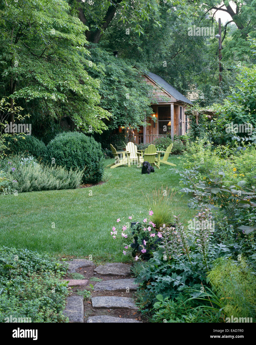 Ein Garten und einem kleinen Hütte im Sommer Stockfoto