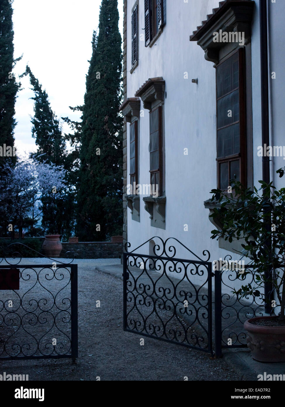 Gartentor in den frühen Morgenstunden zu öffnen Stockfoto